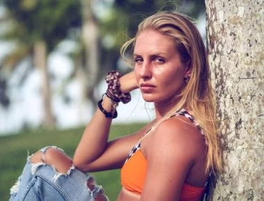 Η Κατερίνα Δαλάκα μας δείχνει το λευκό της μαγιό και μας αφήνει...άφωνους (φωτο)